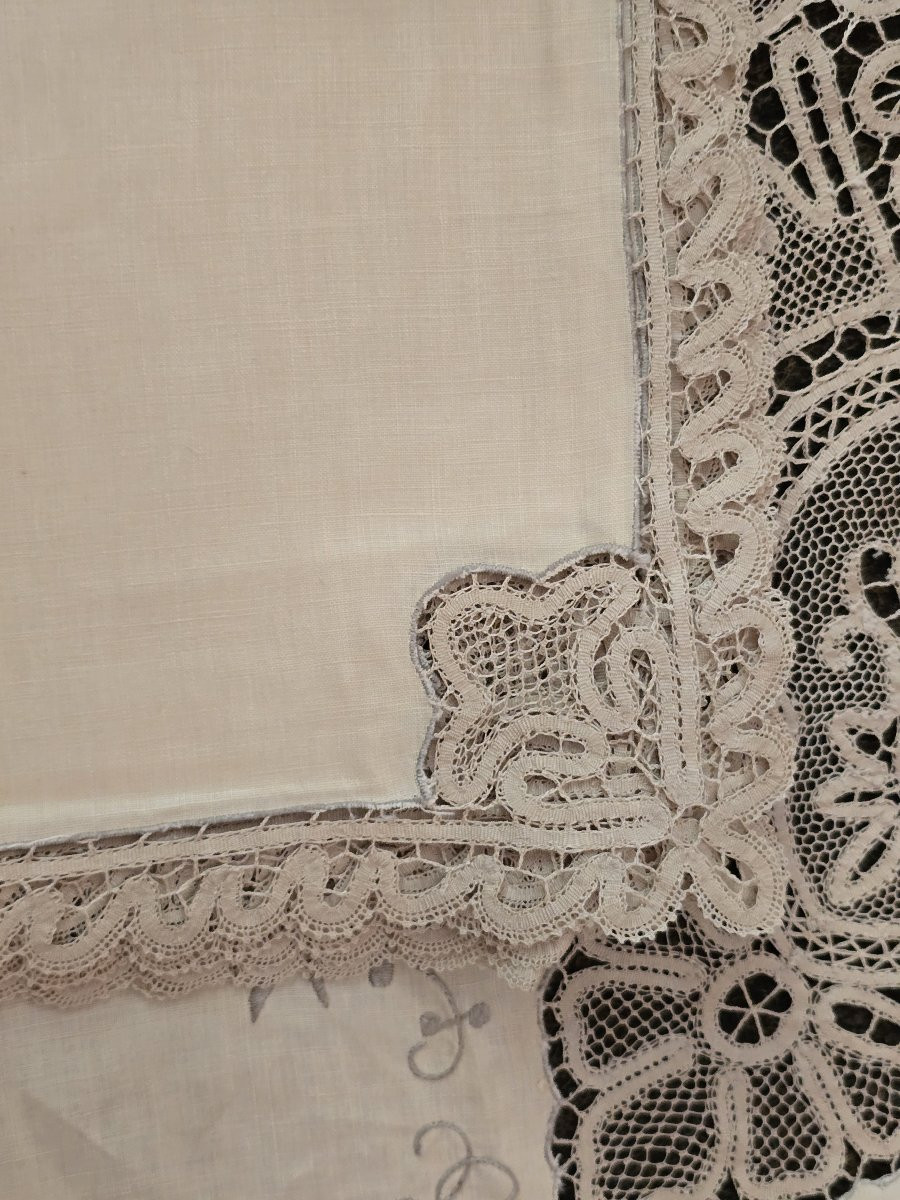 Tovaglia tonda e 6 tovaglioli degli anni '60 ricamati a mano con inserti a tombolo-photo-7