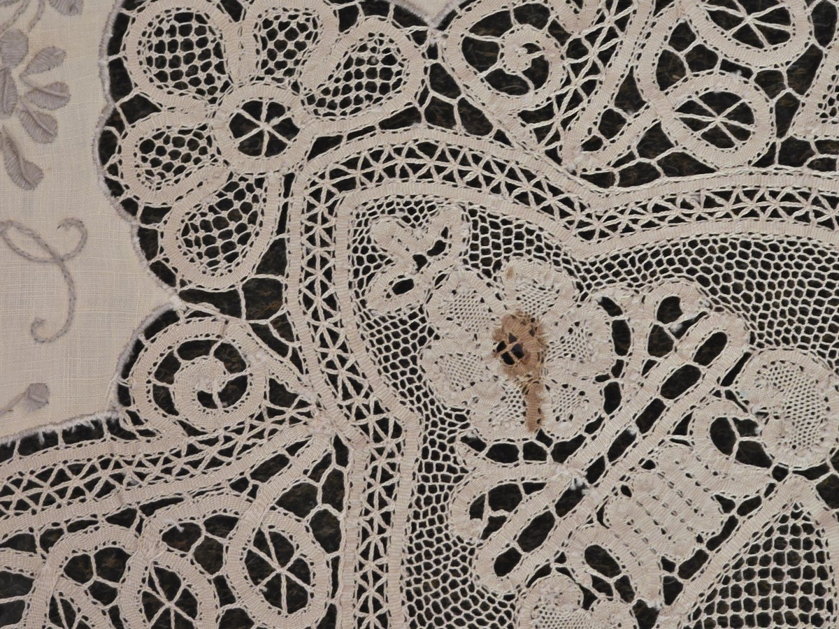 Tovaglia tonda e 6 tovaglioli degli anni '60 ricamati a mano con inserti a tombolo-photo-8