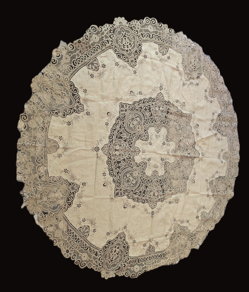 Tovaglia tonda e 6 tovaglioli degli anni '60 ricamati a mano con inserti a tombolo