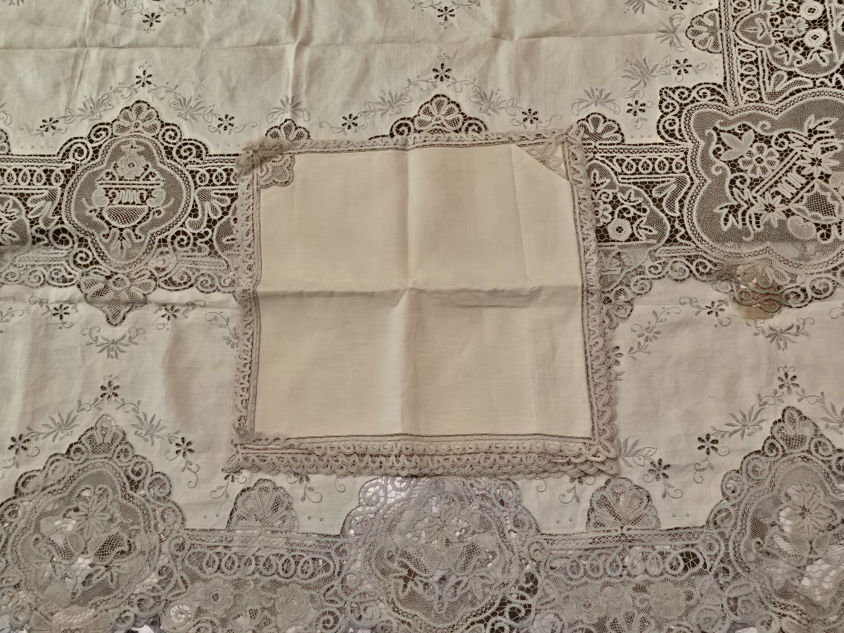 Tovaglia rettangolare e 12 tovaglioli antichi ricamati con inserti di pizzo anni '60-photo-1