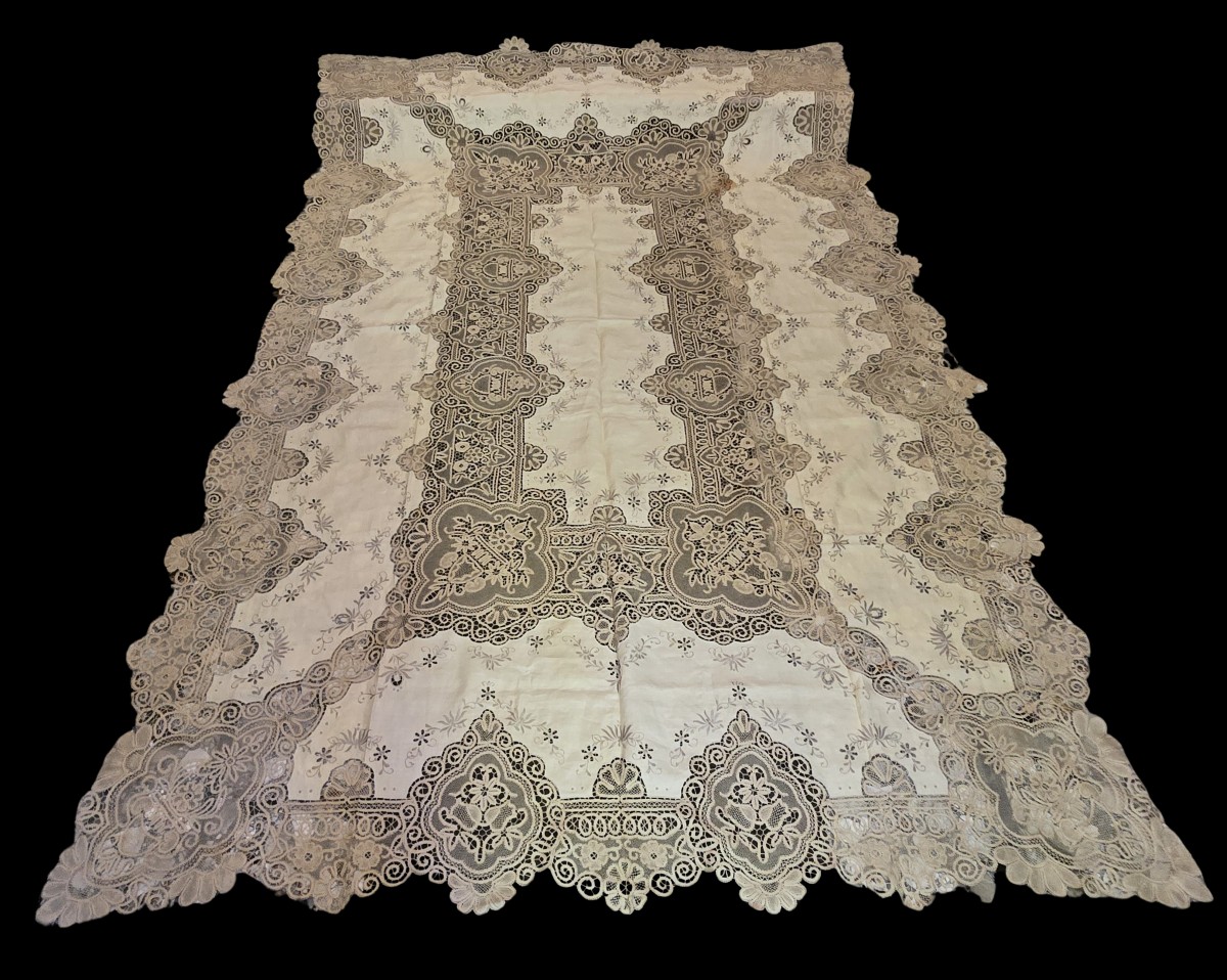 Tovaglia rettangolare e 12 tovaglioli antichi ricamati con inserti di pizzo anni '60