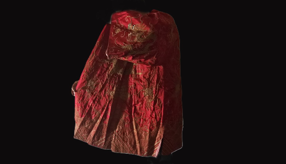 Antica veste cerimoniale cinese in seta rossa ricamata con draghi – Inizio XX secolo-photo-3