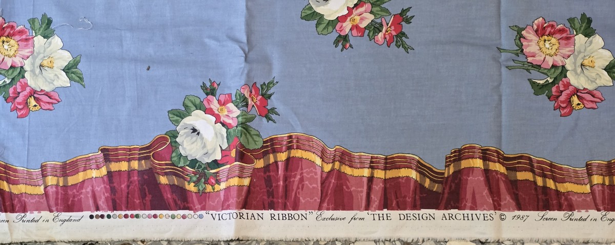Metri di tessuto d'arredo in cinz di cotone "Victoria Ribbons" 1987-photo-3