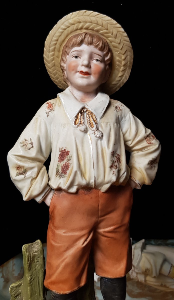 Coppia di antiche statuine in biscuit, bambini vestiti da contadinelli-photo-2