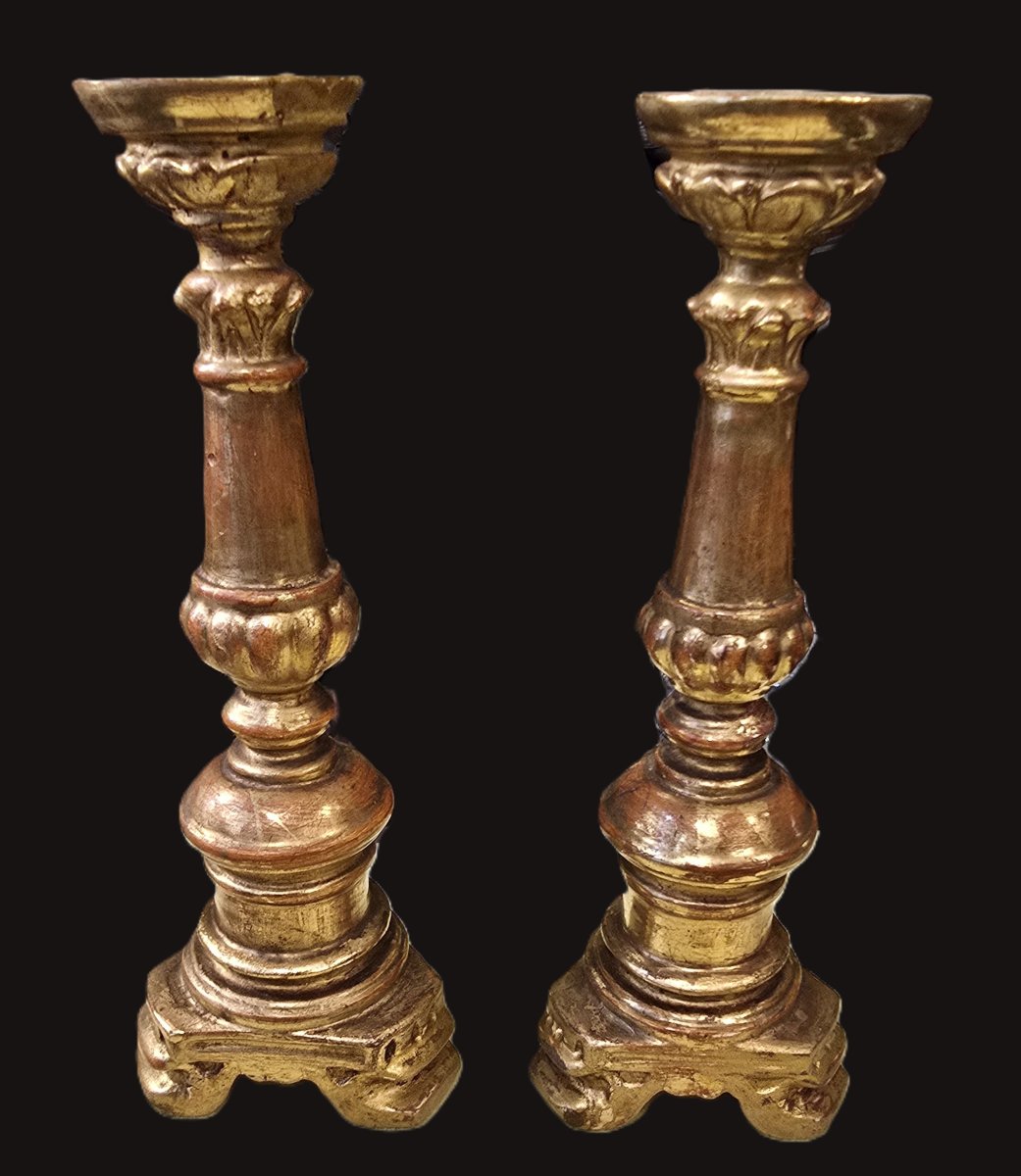 Coppia di candelieri antichi in legno scolpito e dorato, Italia XIX esimo secolo