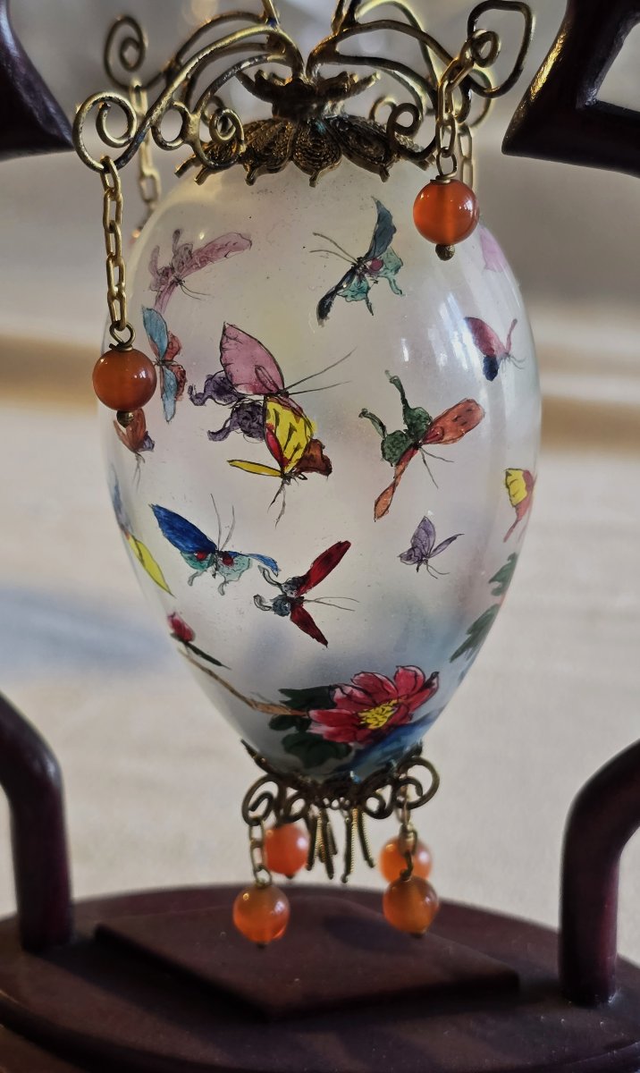 Uovo dipinto sospeso in un supporto in legno scolpito, Cina, XX secolo-photo-4