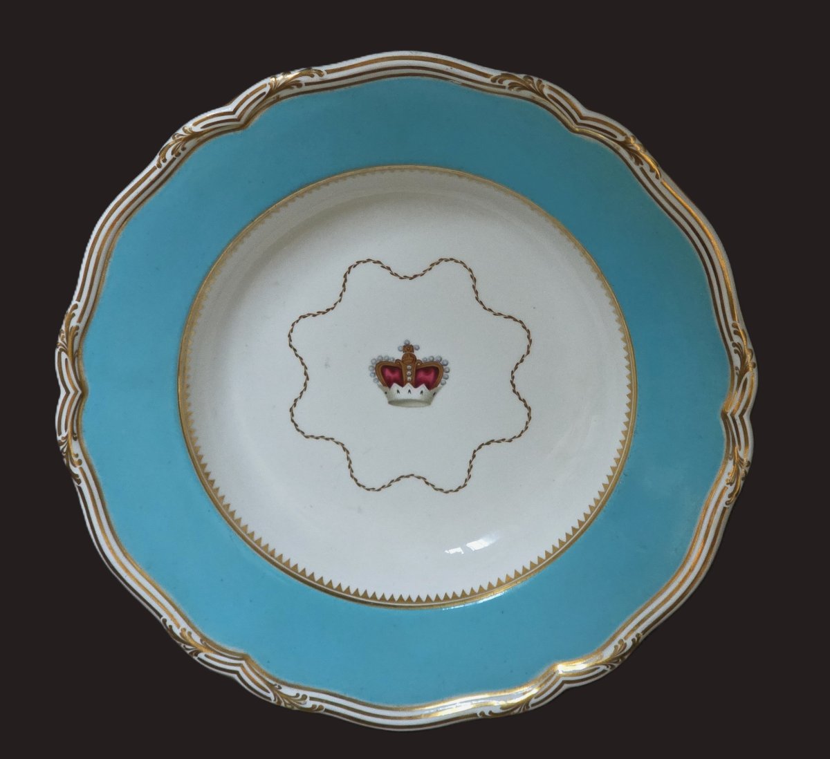 Antico piatto in porcellana inglese Daniel, Stoke‑upon‑Trent con corona reale