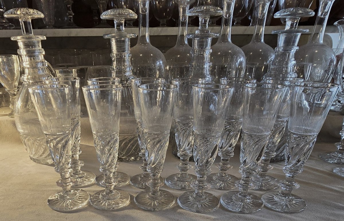 Lotto di 12 flûtes in cristallo, modello detto “SS”, Baccarat o Saint‑Louis epoca Restaurazione-photo-2