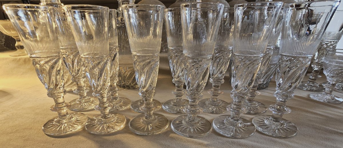 Lotto di 12 flûtes in cristallo, modello detto “SS”, Baccarat o Saint‑Louis epoca Restaurazione-photo-3
