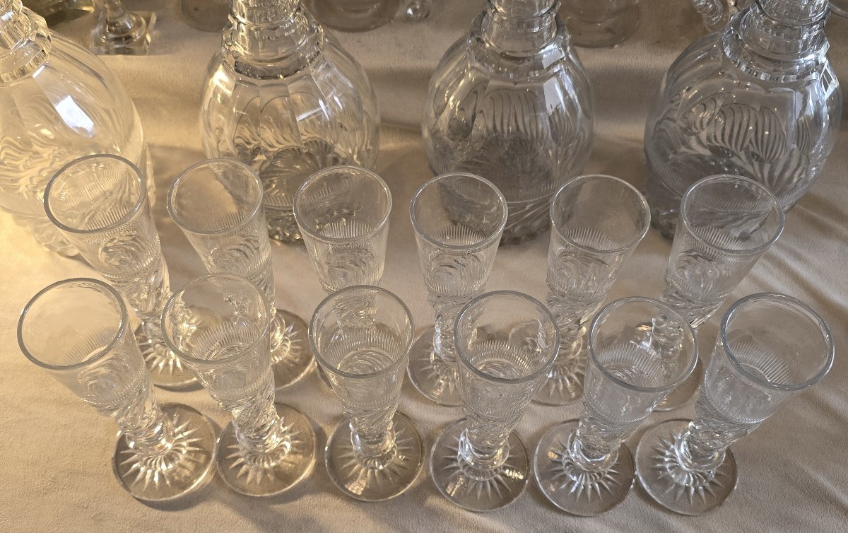 Lotto di 12 flûtes in cristallo, modello detto “SS”, Baccarat o Saint‑Louis epoca Restaurazione-photo-1