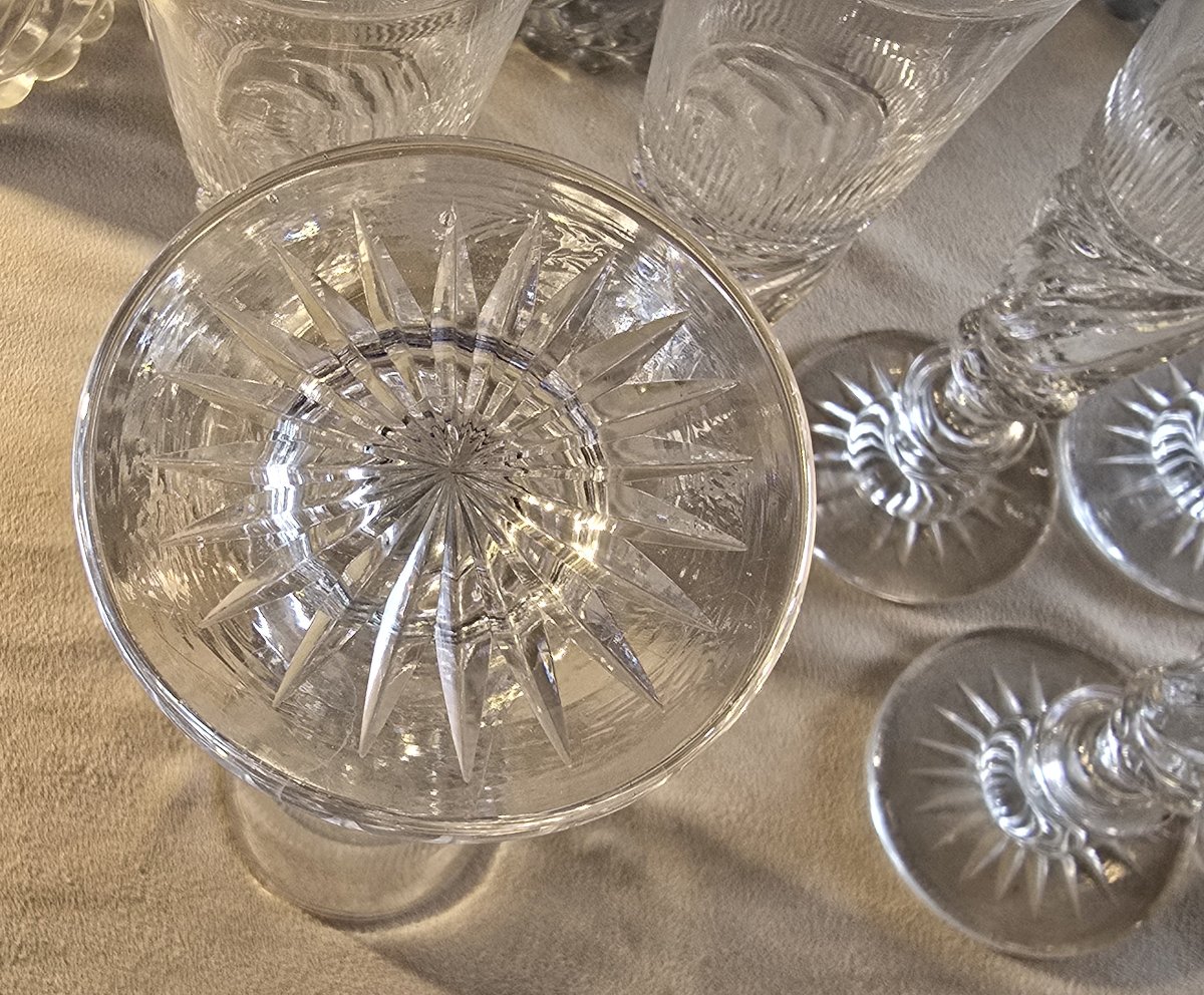 Lotto di 12 flûtes in cristallo, modello detto “SS”, Baccarat o Saint‑Louis epoca Restaurazione-photo-4