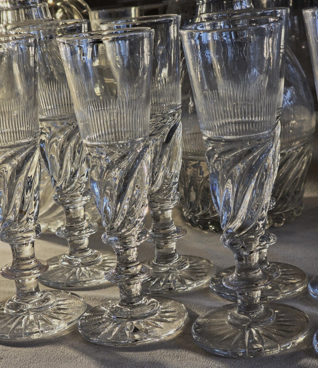 Lotto di 12 flûtes in cristallo, modello detto “SS”, Baccarat o Saint‑Louis epoca Restaurazione