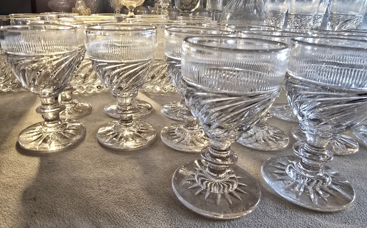 Lotto 12 bicchieri in cristallo, modello detto “SS” Baccarat o Saint‑Louis, epoca Restaurazione