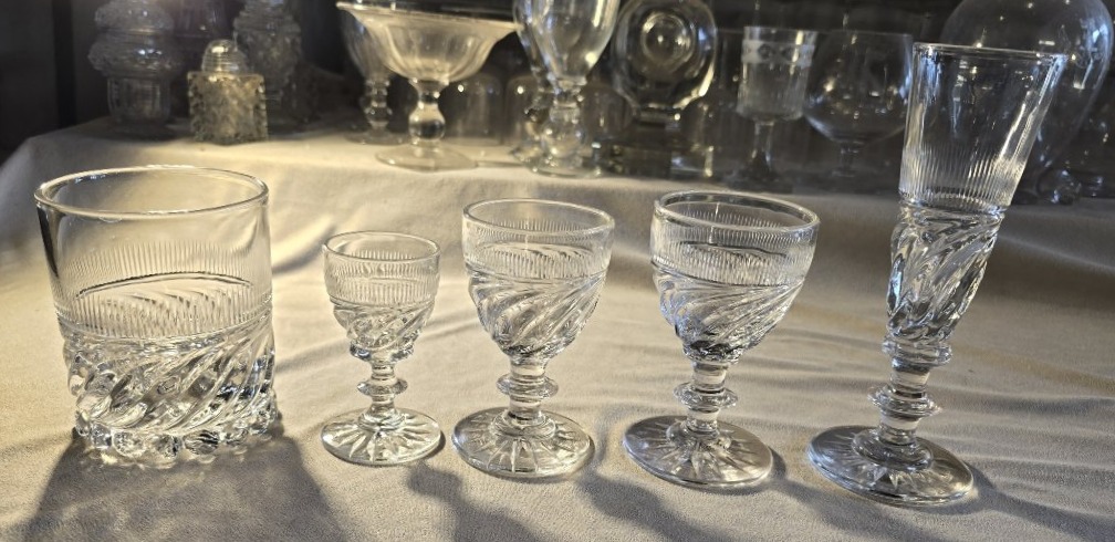 Lotto  8 bicchieri in cristallo, modello detto “SS” Baccarat o Saint‑Louis, epoca Restaurazione-photo-2