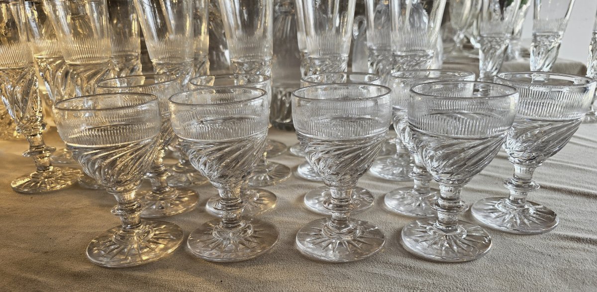 Lotto  8 bicchieri in cristallo, modello detto “SS” Baccarat o Saint‑Louis, epoca Restaurazione