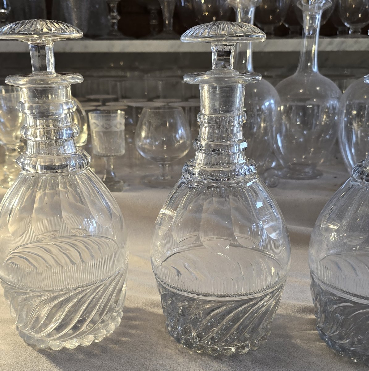 Lotto di 4 bottiglie  cristallo, modello detto “SS” Baccarat o Saint‑Louis, epoca Restaurazione-photo-2