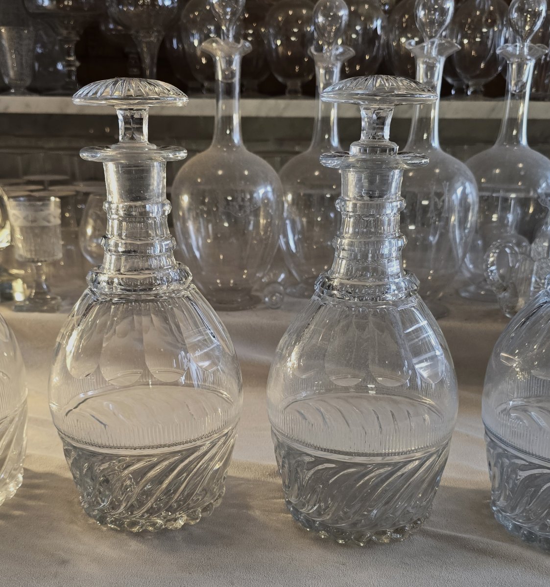 Lotto di 4 bottiglie  cristallo, modello detto “SS” Baccarat o Saint‑Louis, epoca Restaurazione-photo-3