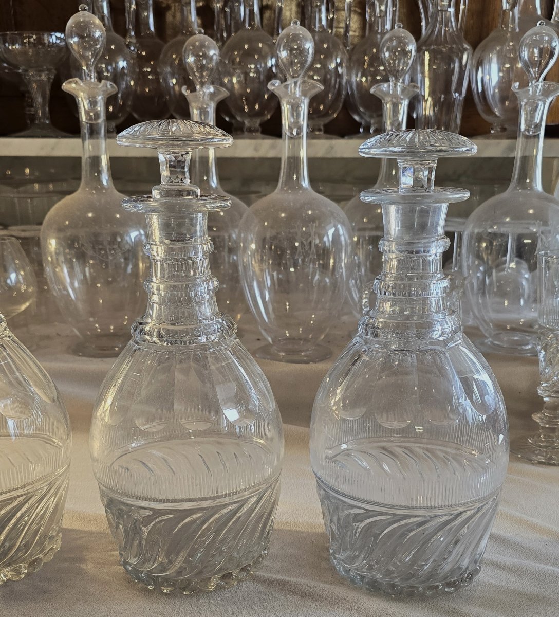 Lotto di 4 bottiglie  cristallo, modello detto “SS” Baccarat o Saint‑Louis, epoca Restaurazione-photo-4