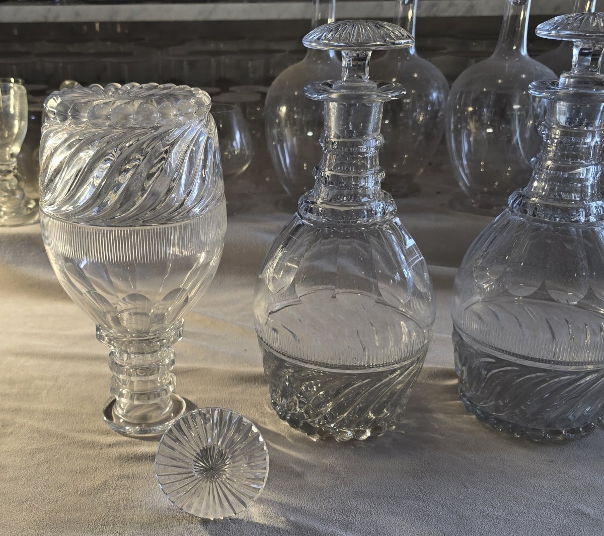 Lotto di 4 bottiglie  cristallo, modello detto “SS” Baccarat o Saint‑Louis, epoca Restaurazione-photo-3
