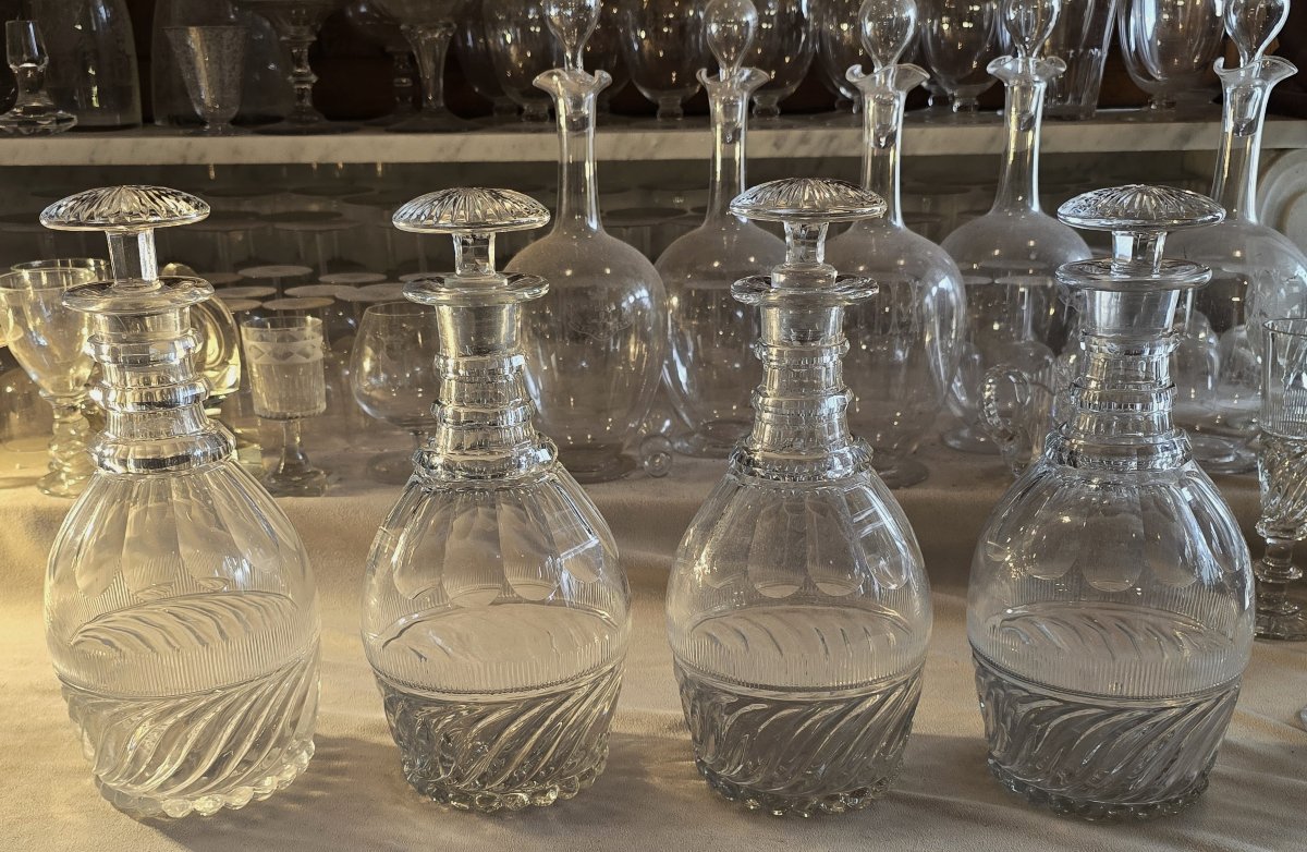 Lotto di 4 bottiglie  cristallo, modello detto “SS” Baccarat o Saint‑Louis, epoca Restaurazione