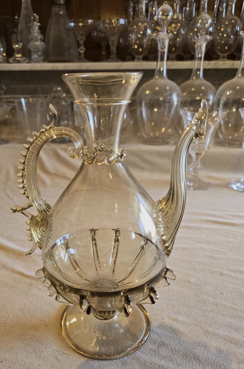Brocca con beccucio  in vetro soffiato, Salviati, Murano, Italia, circa 1880–1900