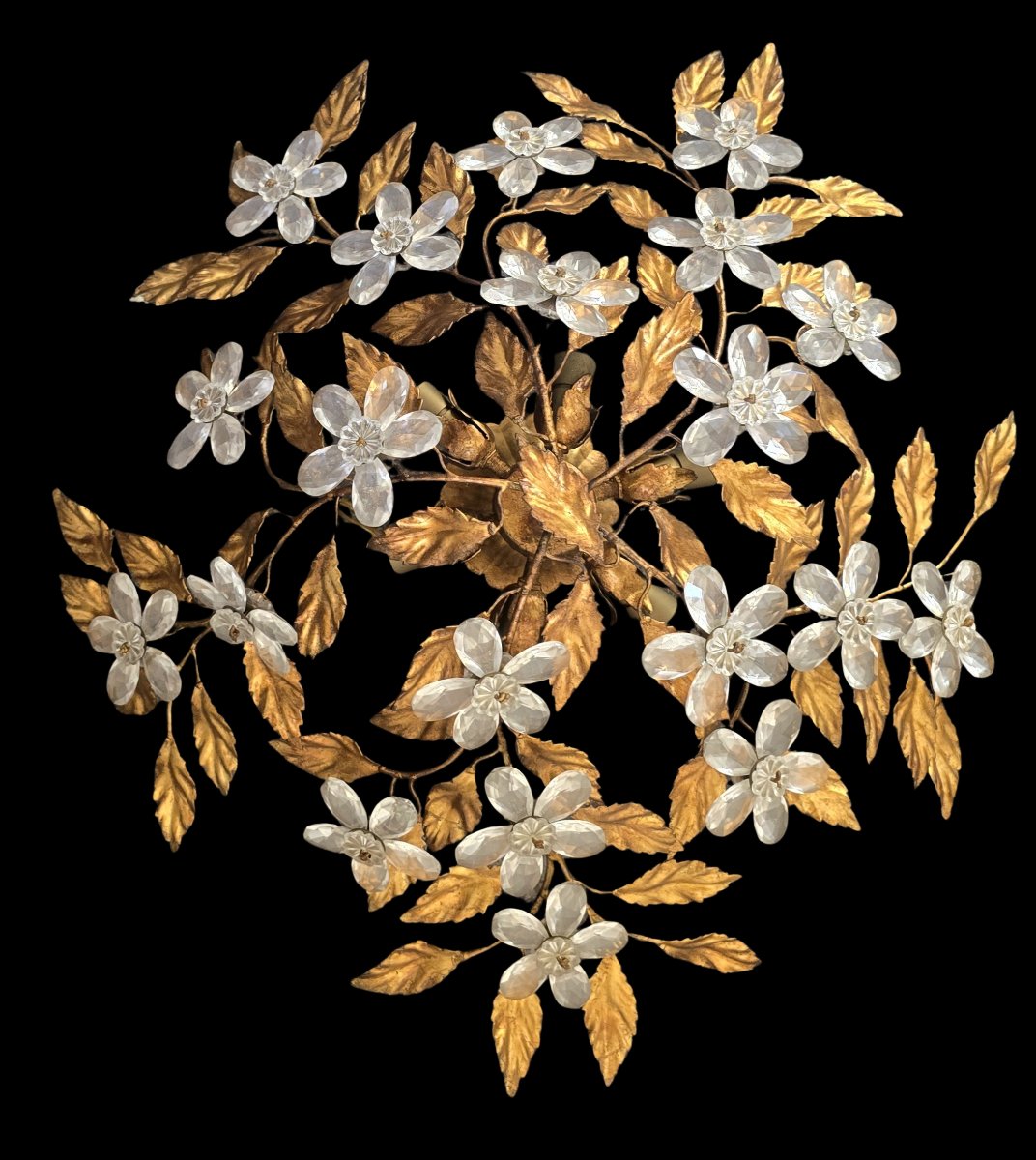 Antica plafoniera Banci Firenze foglie ferro dorato  e fiori in cristallo, seconda metà  XX s
