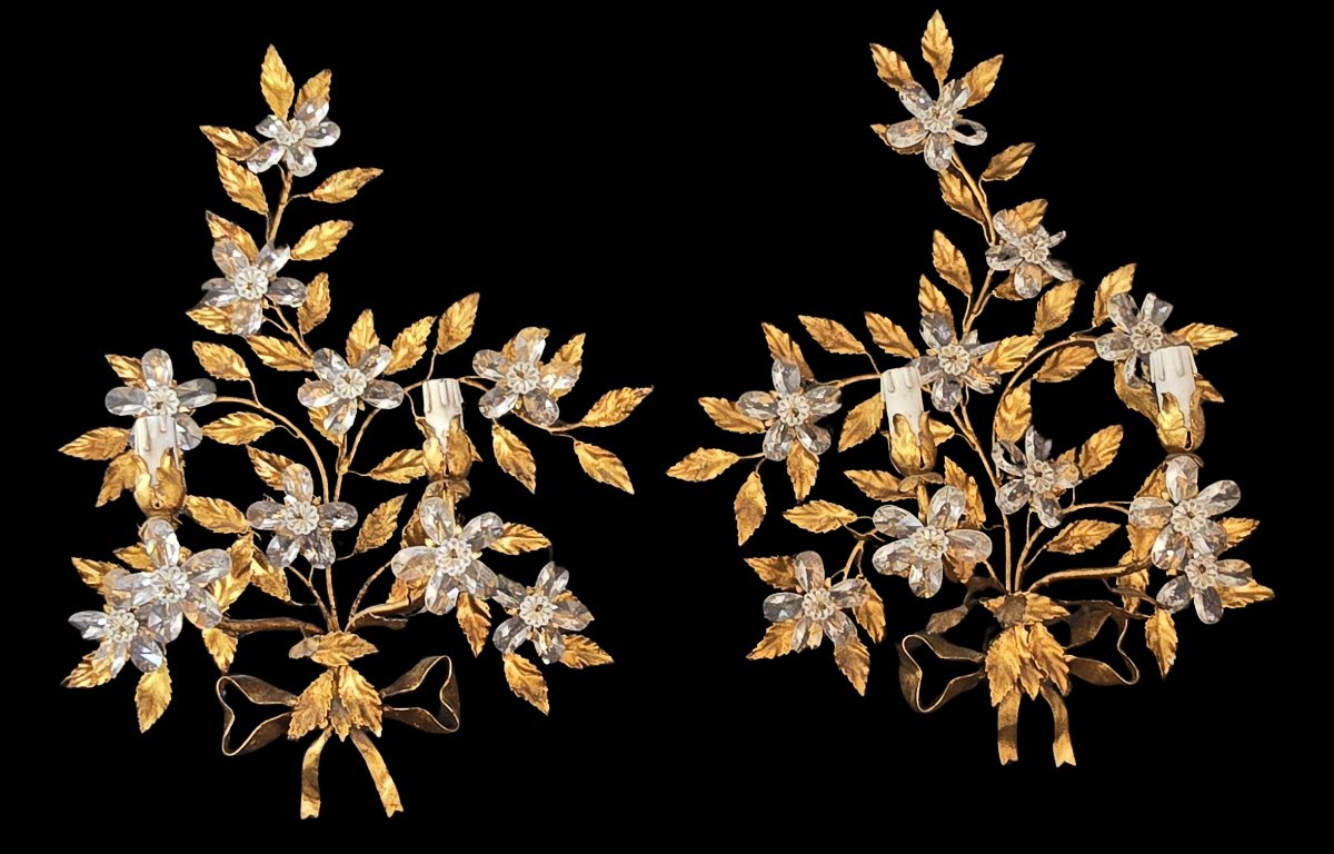 Coppia di appliques in ferro dorato con fiori di cristallo, Banci seconda metà del XX secolo