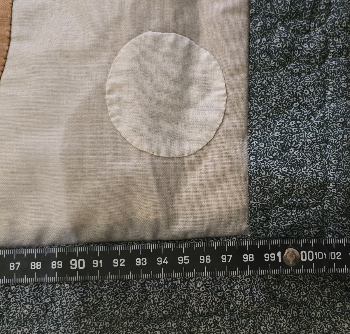 Antico  patchwork narrativo “Le Pain Quotidien” – ricami, appliqué e quilt realizzati a mano-photo-3