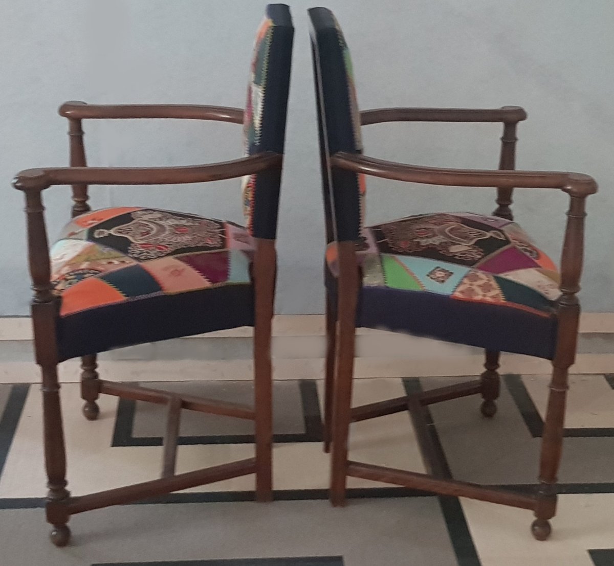 Coppia antiche poltrone in rovere in stile Luigi XIII, rivestite in patchwork di stoffe antiche-photo-2