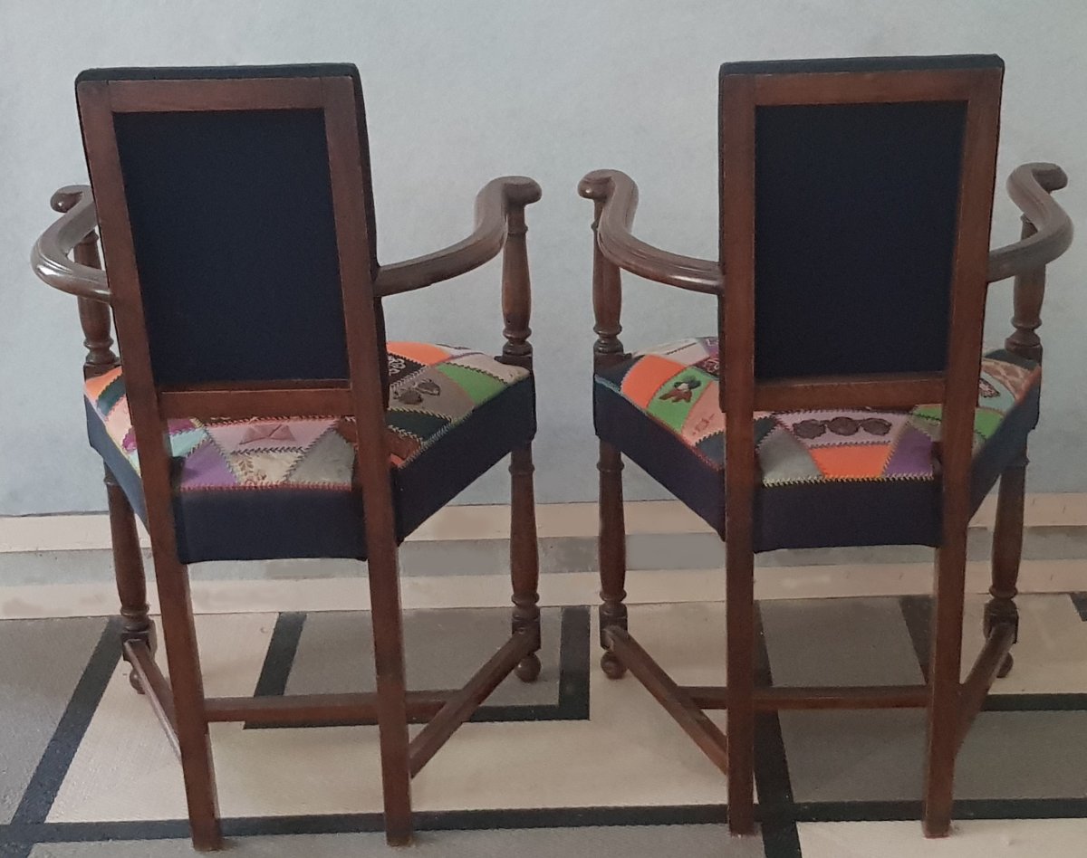 Coppia antiche poltrone in rovere in stile Luigi XIII, rivestite in patchwork di stoffe antiche-photo-3