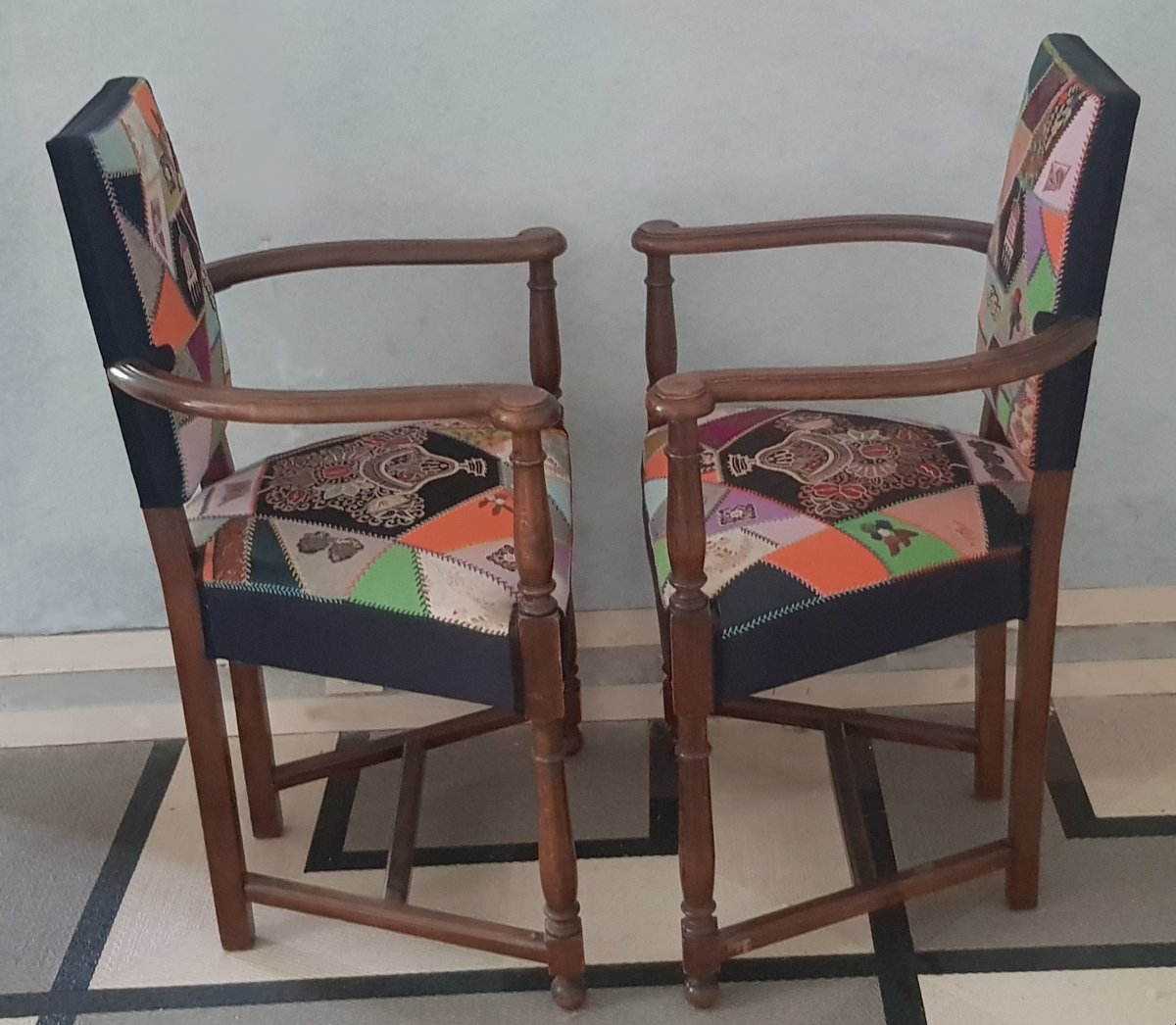 Coppia antiche poltrone in rovere in stile Luigi XIII, rivestite in patchwork di stoffe antiche-photo-4