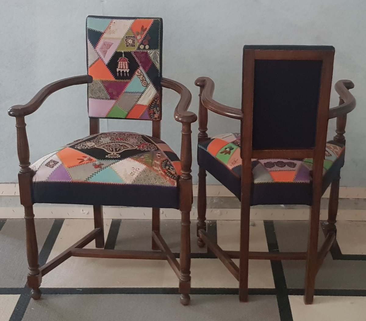 Coppia antiche poltrone in rovere in stile Luigi XIII, rivestite in patchwork di stoffe antiche-photo-1