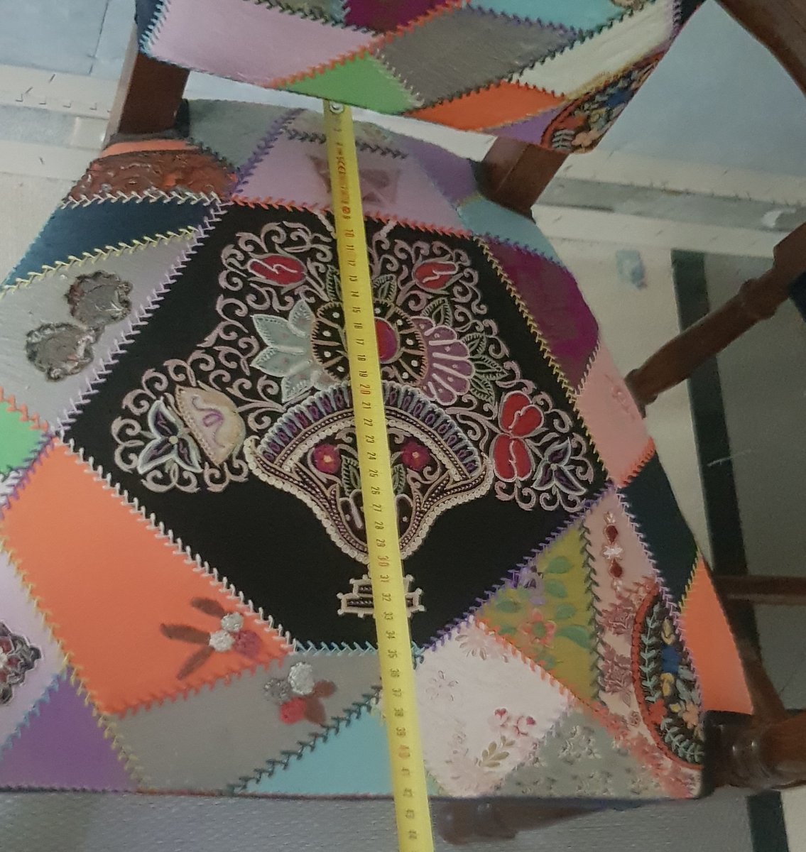 Coppia antiche poltrone in rovere in stile Luigi XIII, rivestite in patchwork di stoffe antiche-photo-8