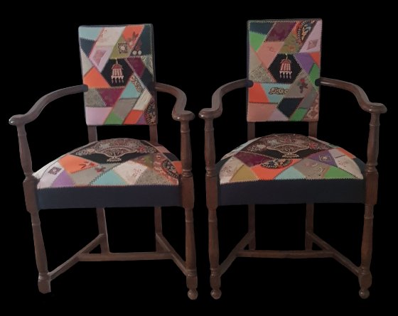 Coppia antiche poltrone in rovere in stile Luigi XIII, rivestite in patchwork di stoffe antiche