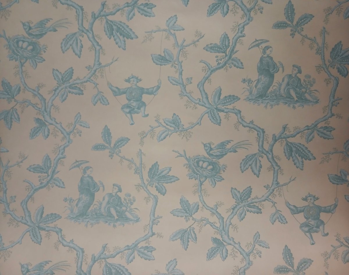Due antichi rotoli di carta da parati – Colefax and Fowler, motivo toile de Jouy chinoiserie