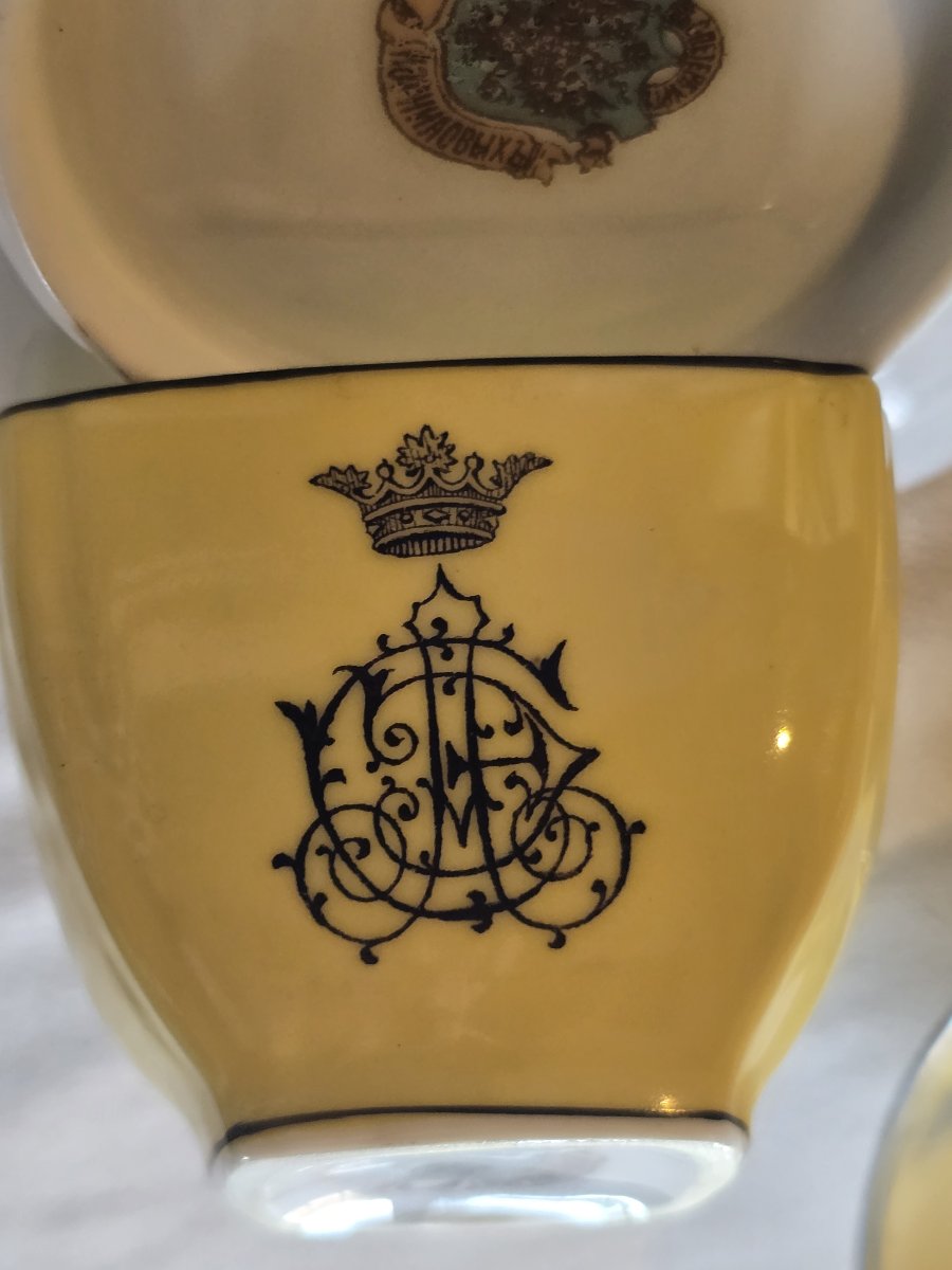 12 micro tazzine antiche in porcellana Kuznetsov, Russia, con monogramma e corona, 1890–1910-photo-2