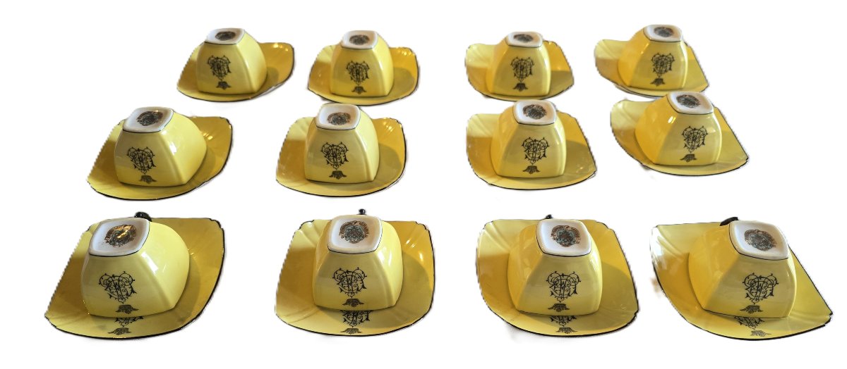 12 micro tazzine antiche in porcellana Kuznetsov, Russia, con monogramma e corona, 1890–1910