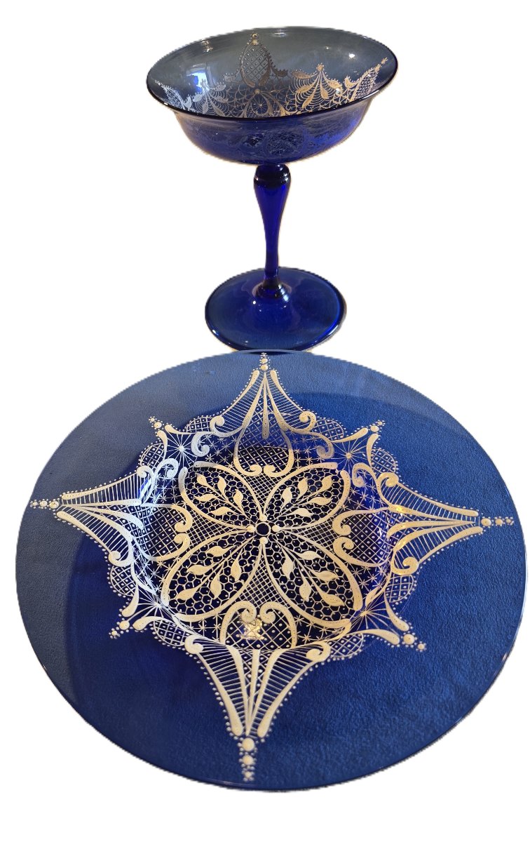 Insieme  calice e piattino antichi  in vetro blu cobalto soffiato e decorato a smalto