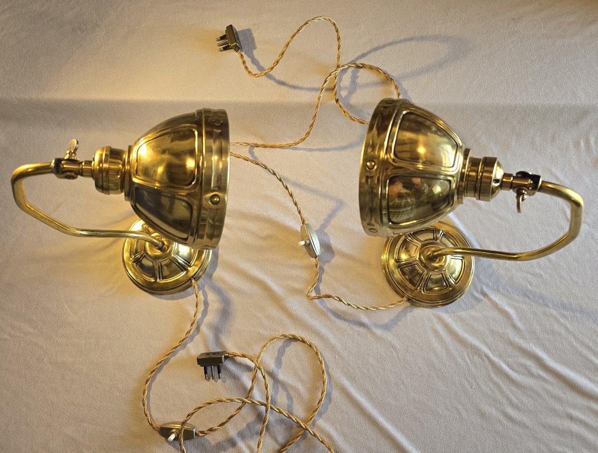 Coppia di antiche lampade da scrivania in ottone, con riflettore snodato, 1930–1950.-photo-2