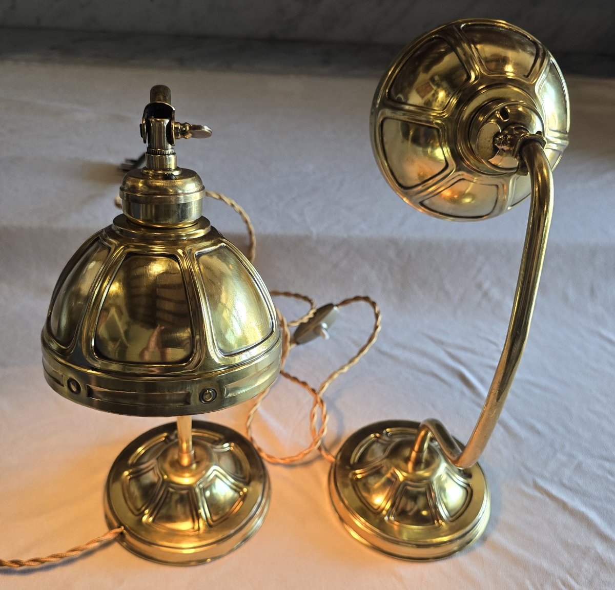 Coppia di antiche lampade da scrivania in ottone, con riflettore snodato, 1930–1950.-photo-3