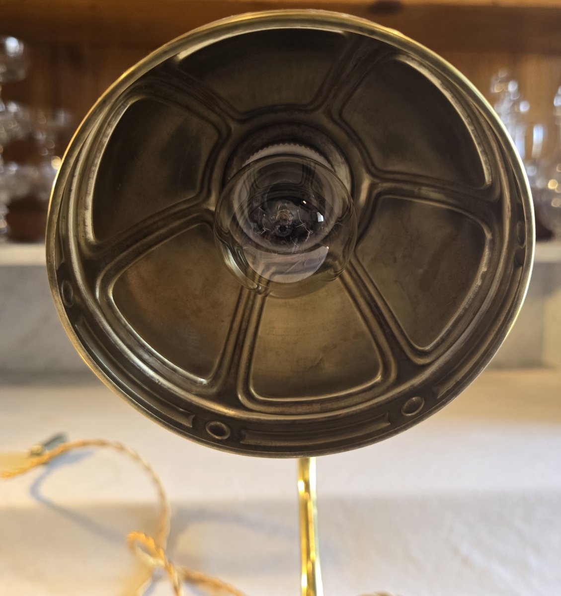 Coppia di antiche lampade da scrivania in ottone, con riflettore snodato, 1930–1950.-photo-1
