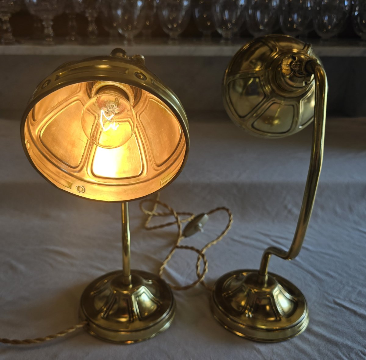 Coppia di antiche lampade da scrivania in ottone, con riflettore snodato, 1930–1950.-photo-3