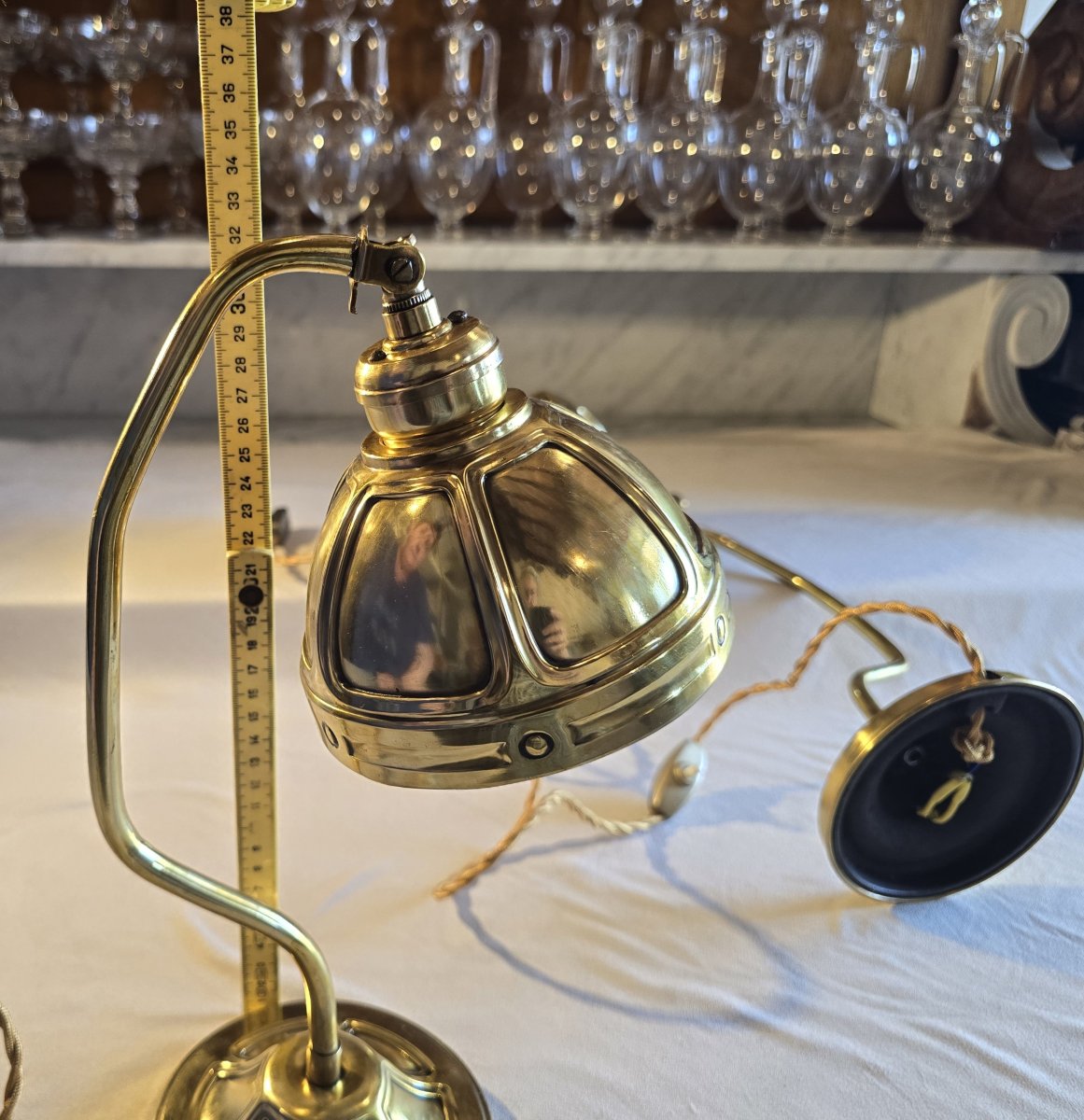Coppia di antiche lampade da scrivania in ottone, con riflettore snodato, 1930–1950.-photo-6