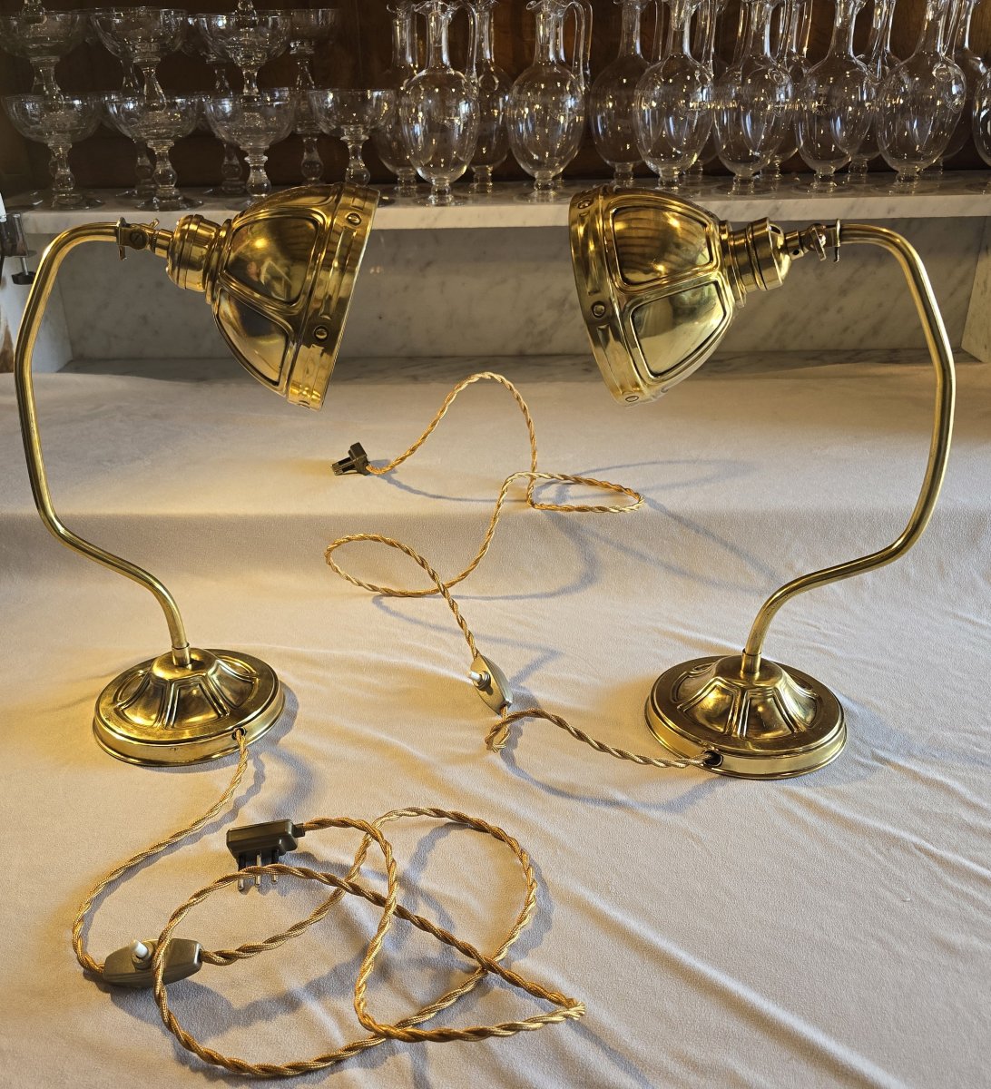 Coppia di antiche lampade da scrivania in ottone, con riflettore snodato, 1930–1950.