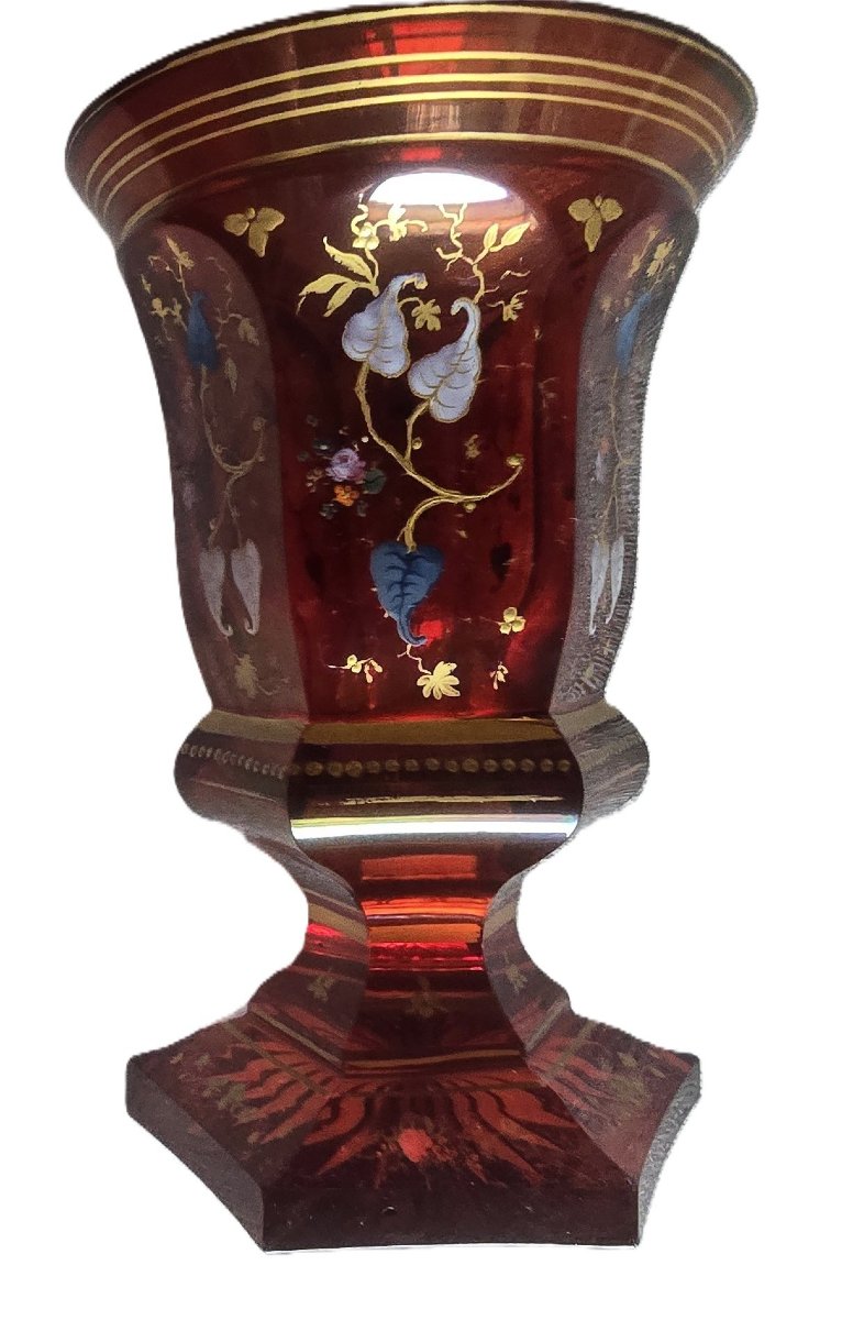 Antico bicchiere di Boemia in cristallo colo ubino decorato con smalti