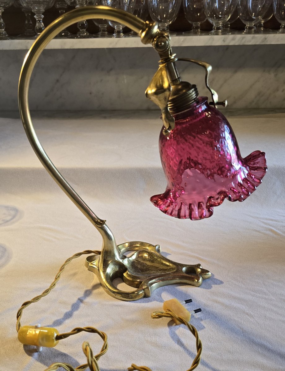 Lampada da tavolo Liberty in ottone con abat-jour in vetro color lampone-photo-3