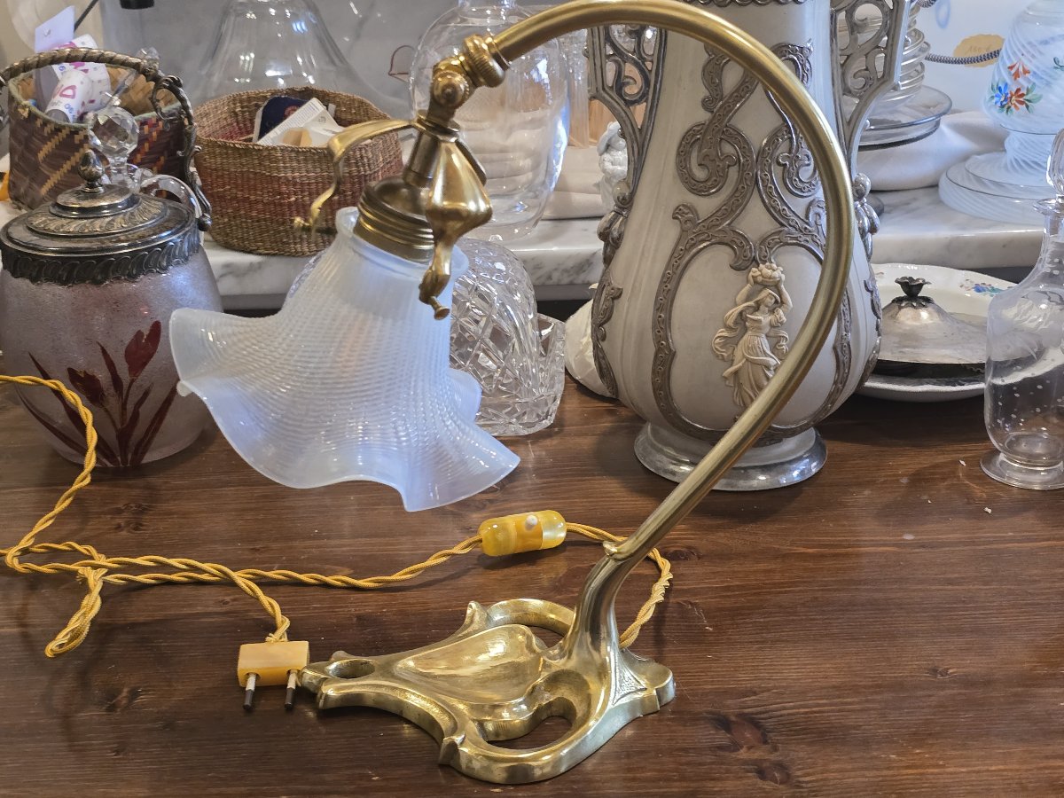 Lampada da tavolo in stile Art Nouveau, con struttura in ottone e abat‑jour in vetro opalino-photo-2