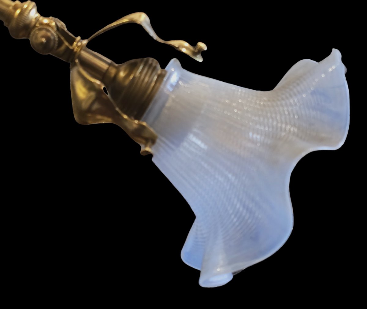 Lampada da tavolo in stile Art Nouveau, con struttura in ottone e abat‑jour in vetro opalino-photo-3