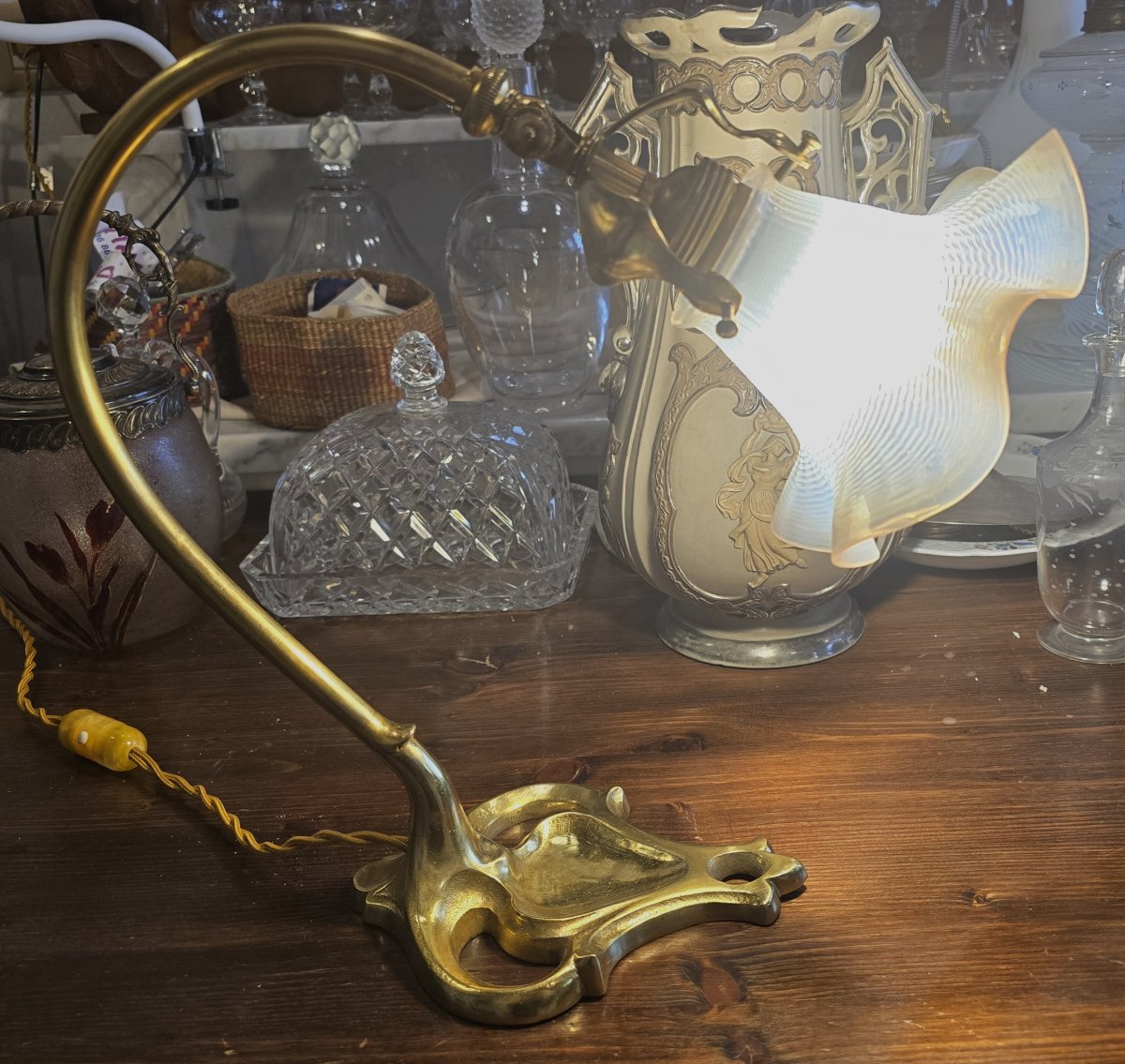 Lampada da tavolo in stile Art Nouveau, con struttura in ottone e abat‑jour in vetro opalino-photo-4