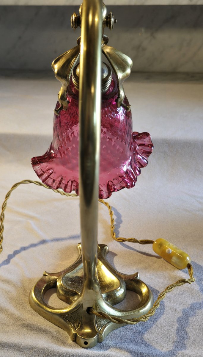 Lampada da tavolo Liberty in ottone con abat-jour in vetro color lampone-photo-3